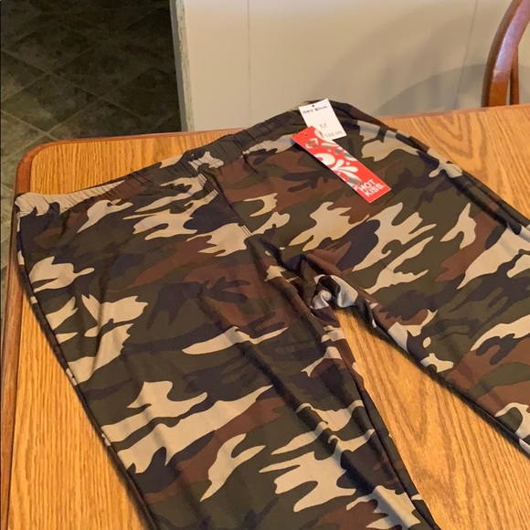 Hot Kiss CAMO FLARE LEG Pants, size juniors M. - Picture 2 of 10